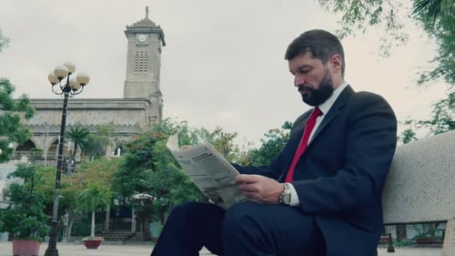 Porträt eines kaukasischen Geschäftsmannes eines Ingenieurs in einem Business-Anzug mit einer Zeitung in der Hand a