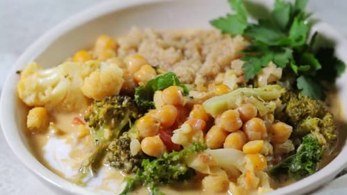 Curry végétalien de pois chiches avec chou-fleur, brocoli, chou frisé et quinoa