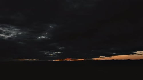 Brillanter Sonnenaufgang über der hohen Wüste Zeitraffer Vergrößern