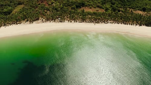 Tropischer Strand mit weißem Sand, Ansicht von oben