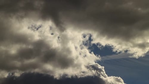 Ciel bleu avec des nuages sombres