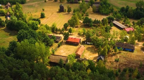 Denkmalpark der Holzarchitektur Maurzyce, antikes Gebäude im Freilichtmuseum. Aerial Lowicz, Polen