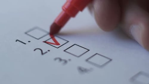 Recortada de mulher de negócios escrevendo na lista de verificação