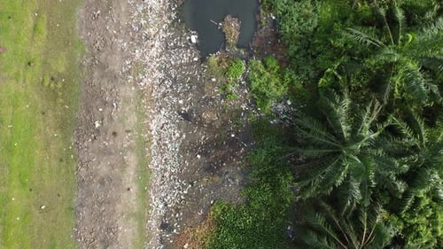 Movimiento aéreo y mirar hacia abajo tiro de basura en el río