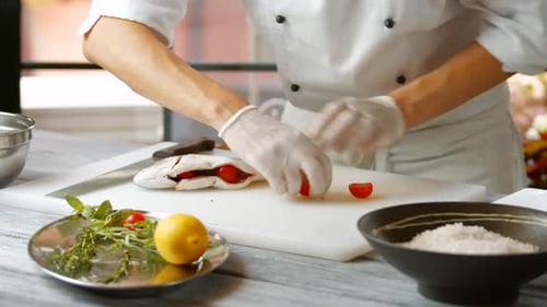 Fisch und Tomatenstücke.