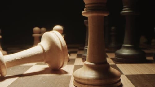 Figur des gefallenen Schachkönigs auf dem Schachbrett