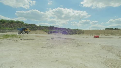 Muldenkipper auf einer Baustelle