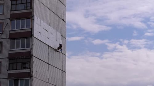 Isolamento industrial de alpinistas de fachada de antigo edifício alto usando isopor