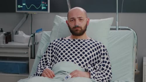 Portrait d'un homme malade hospitalisé avec tube à oxygène nasal souffrant de troubles respiratoires