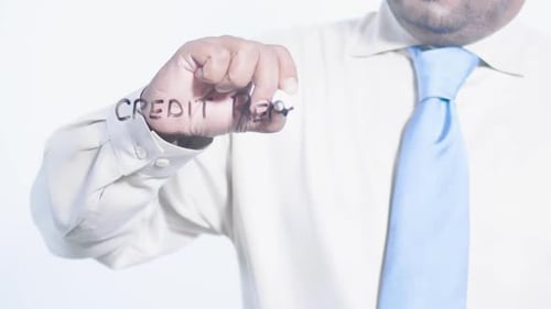 Homme d'affaires asiatique rédige un rapport