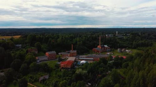 Antigua aldea de Ligatne Paper Mill desde arriba en Ligatne, Letonia. Vídeo en 4K con toma aérea
de drones