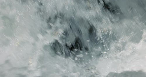 Close-up do rio da montanha na madeira em câmera lenta