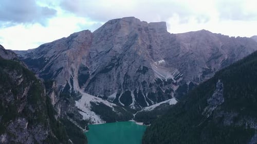 Lac et montagnes incroyables
