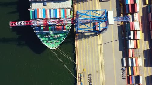 Containerschiff-Verladung im Hafen mit Kran, Containerschiff mit Container-Import- und Exportgeschäft