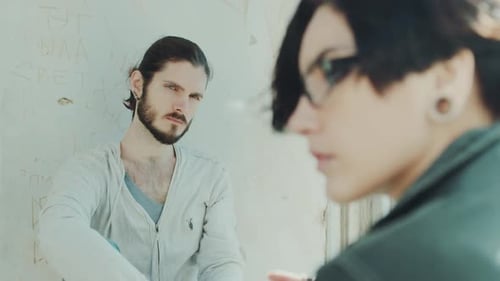 Porträt einer jungen Frau im Profil-Hipster. Im Hintergrund ist ihr Freund. Konzept -