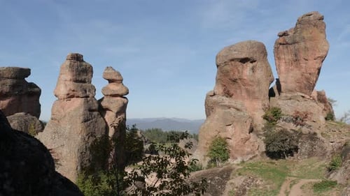 Lenta inclinación sobre el grupo de rocas de Belogradchik, 4K, 2160p, 30 fps, imágenes UltraHD: Canyon con una forma extraña