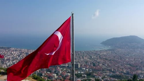 Photographie aérienne du drapeau turc dans le parc d'Alanya