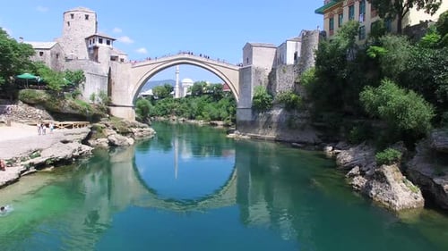 Flug in Richtung berühmter Brücke in Mostar, Bosnien und Herzegowina