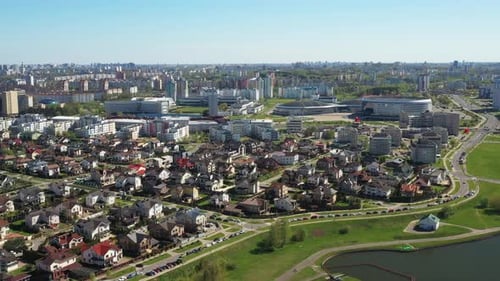 Vista desde lo alto del distrito de Drozdy y del complejo deportivo de Minsk Minsk Arena en Minsk