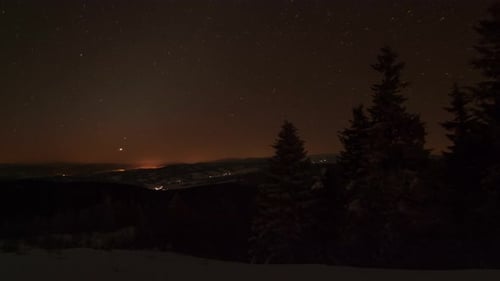 Zeitraffer bei Sonnenaufgang im Winterberg