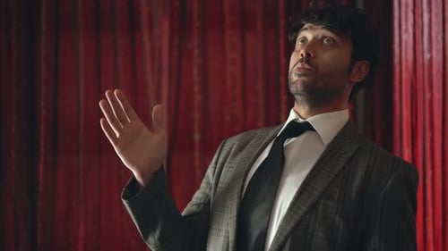 El hombre baila como un robot