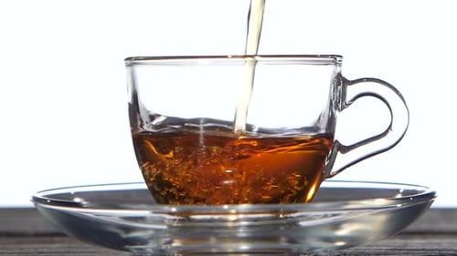 Tasse de thé vert rafraîchissante. Gros plan. Ralenti