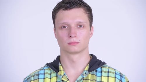 Gesicht eines jungen Mannes mit Blick in die Kamera