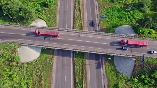 Autobahn Mehrstöckige Kreuzung mit fahrenden Autos