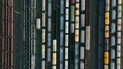 Vista aérea superior de trens de carga e carros em pé na estação de classificação de distribuição