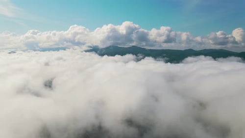 In den Wolken fliegen In den Wolken fliegen. Die Wolken bewegen sich vor der Kamera. Durch die Cloud fliegen