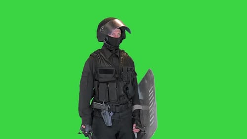 Police anti-émeute de l'unité spéciale avec un bouclier et une matraque debout attendant sur un écran vert Chroma Key