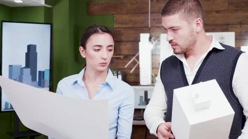 Kreative junge Architektin, männlich und weiblich, arbeiten zusammen