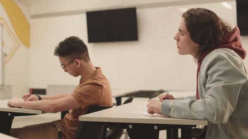 Junger Mann betrügt vom Klassenkameraden
