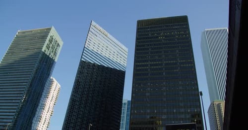 Edificios de oficinas cerca de un puente