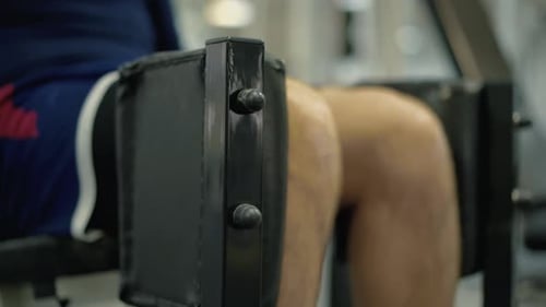 Pessoa faz um exercício para fortalecer os músculos das pernas 1