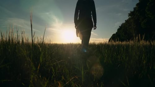 Mujer caminando por el campo