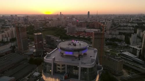 Festa no telhado de um arranha-céu 27