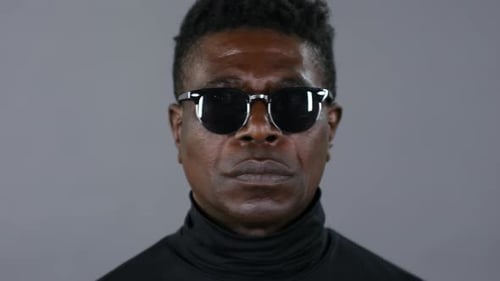Afroamerikanischer Mann posiert in stilvoller Sonnenbrille