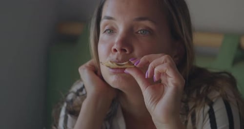 Langhaarige Blondine im weiß gestreiften Kleid schmeckt aperitiv