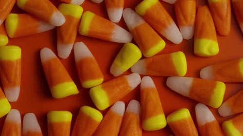 Rotierende Aufnahme von Halloween Candy Corn 003
