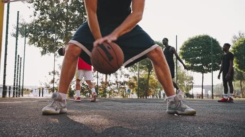 Un basketteur dribble le ballon à l'entraînement