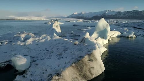 Über schwimmenden Eisbergen fliegen. Glänzendes Eis vom Gletscher. Globale Erwärmung in der Eis