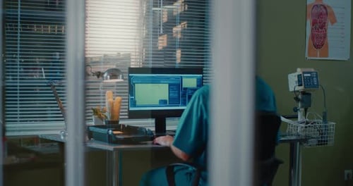 Médecin anonyme utilisant un ordinateur