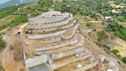 Los agricultores construyen un jardín de aguacates en las montañas vista aérea 4 K