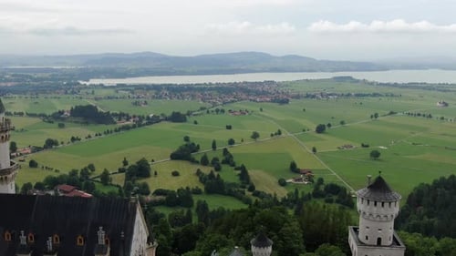Luftaufnahme von Schloss Neuschwanstein in Bayern, Deutschland, Europa