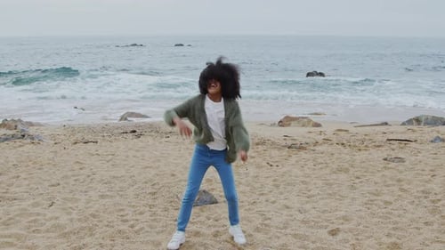 Kleines Mädchen hat Spaß am Strand