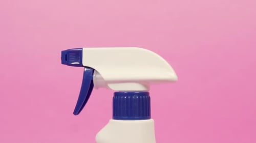 Aerosol Closeup con productos químicos domésticos