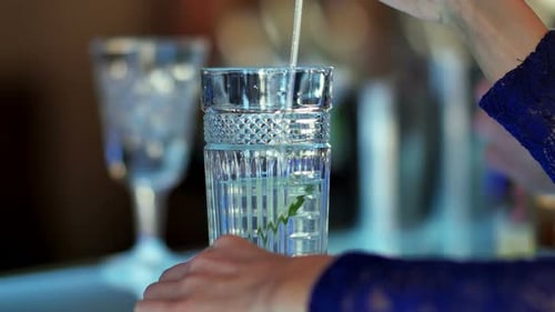 Männliche Hand hält Cocktailglas auf Holztisch