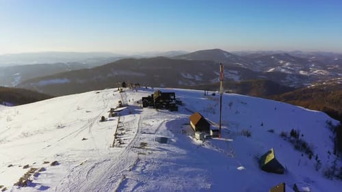 Ancienne station de ski sur une pente de montagne enneigée avec beaucoup de monde sur les skis et les snowboards