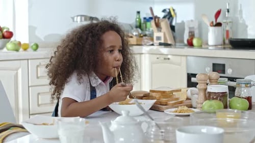 Petite fille ayant des spaghettis pour le dîner